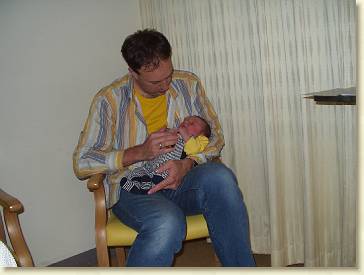 20040917-07 Bij papa op schoot